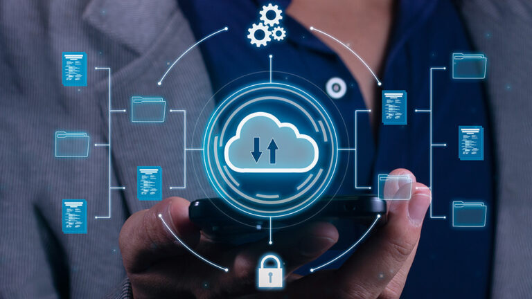 Imagen de una persona sosteniendo un dispositivo móvil sobre el cual se ejemplifica el uso de las nubes digitales en computación.