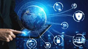 Imagen que representa una red global de tecnología para gobiernos digitales, mostrando un tablet con una interfaz táctil sobre un fondo de ciudad futurista. Elementos como el globo y la protección de datos resaltan la importancia de la digitalización y la seguridad en la transformación de los gobiernos digitales a nivel mundial.