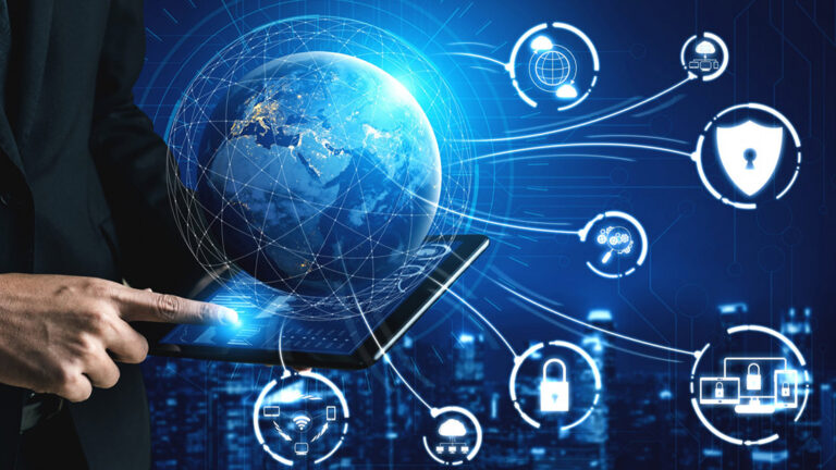 Imagen que representa una red global de tecnología para gobiernos digitales, mostrando un tablet con una interfaz táctil sobre un fondo de ciudad futurista. Elementos como el globo y la protección de datos resaltan la importancia de la digitalización y la seguridad en la transformación de los gobiernos digitales a nivel mundial.