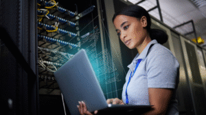 Primer plano de una mujer ejemplificando cómo se realiza la configuración de un centro de datos dentro de una sala de servidores.